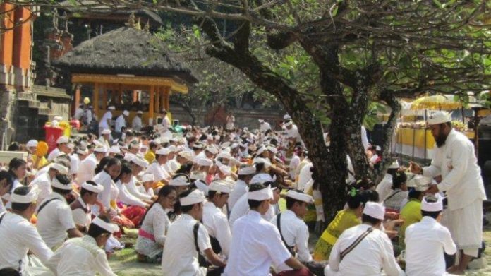 Hari Raya Galungan, Generasi Muda Padati Pura untuk Sembahyang.