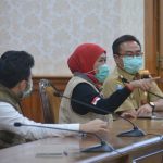 Gubernur khofifah bersama Wagub Emil dan Dirut RSUD Dr Soetomo Pers Kon Di Grahadi