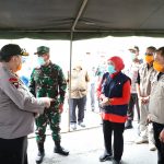 Gunakan Sistem Drive Thru, Kendaraan Keluar Masuk Madura Kini Wajib Disemprot Desinfektan