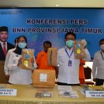 Kedapatan Bawa Ganja, BNNP Jatim Tangkap Oknum Petugas Taksi