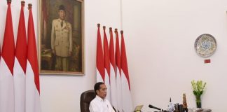 Presiden Joko Widodo (Jokowi) saat menggelar rapat terbatas melalui telekonferensi yang membahas kebijakan kelautan Indonesia pada Kamis, 19 Maret 2020, dari Istana Merdeka, Jakarta.