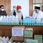 Gubernur Khofifah menerima bantuan dari GEMPI berupa APD, Masker, dan Hand Sanitizer (2)
