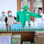 Gubernur Khofifah menerima bantuan dari GEMPI berupa APD, Masker, dan Hand Sanitizer (3)