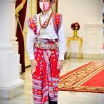 Baju adat NTT Jokowi
