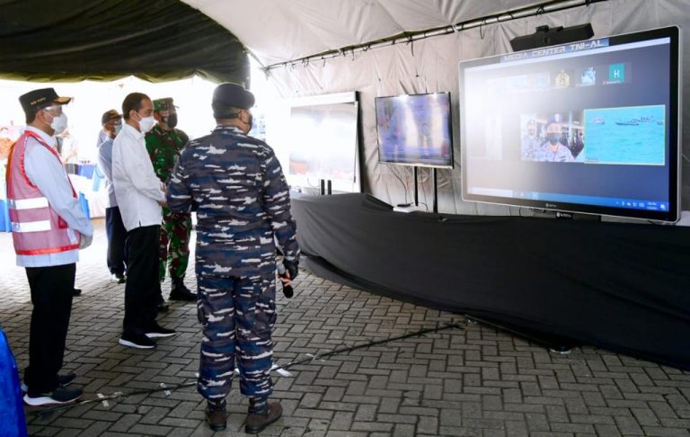 Presiden Tinjau Posko Darurat Evakuasi Pesawat Sriwijaya Air SJ 182