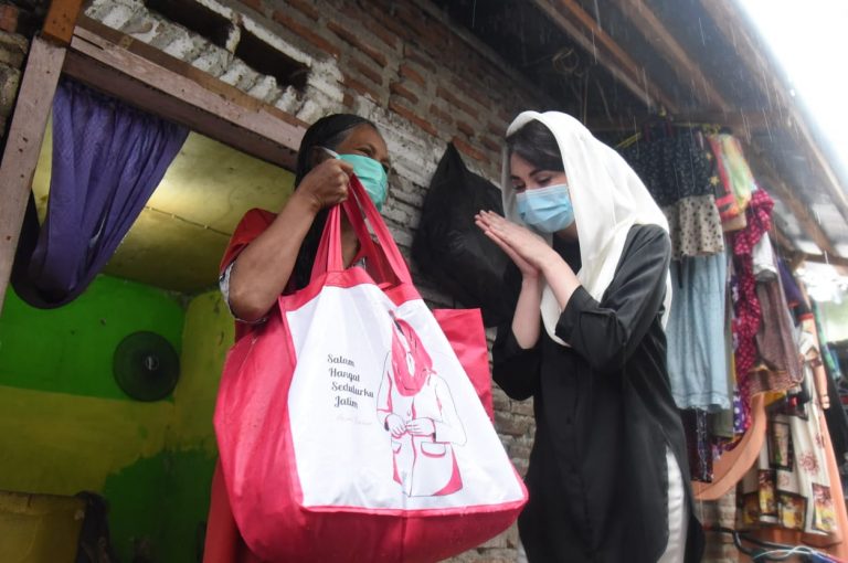 Arumi Bachsin Bagikan 150 Paket Sembako Buat Masyarakat Terdampak Covid-19 di Surabaya