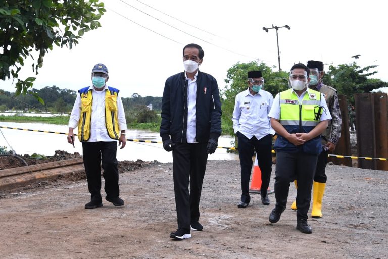 Presiden Jokowi Tinjau Sarana Terdampak Bencana Banjir di Kabupaten Banjar