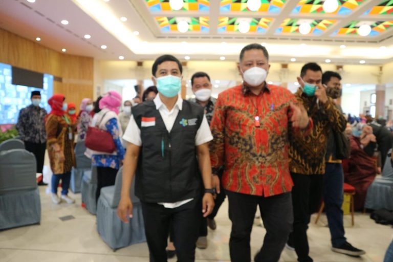 Wakil Menkes RI Tinjau Pelaksanaan Vaksinasi COVID-19 Tenaga Kesehatan Secara Serentak di Surabaya