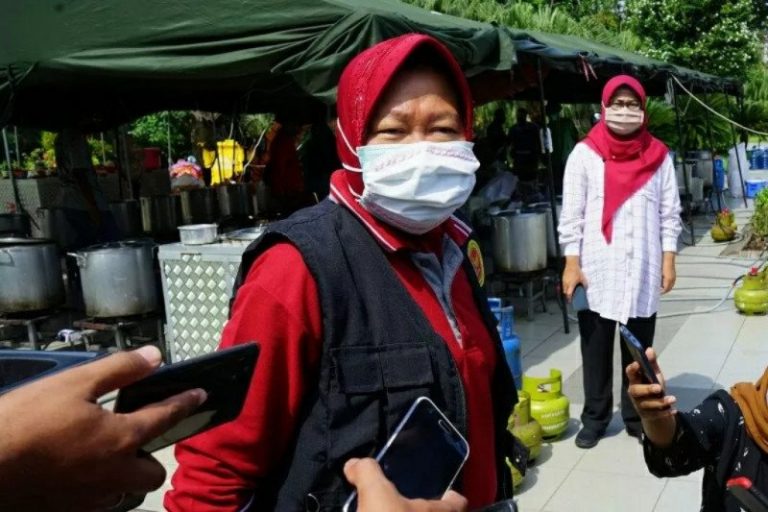 Mensos Risma Antar 15 Gelandangan Bekerja di Waskita Karya