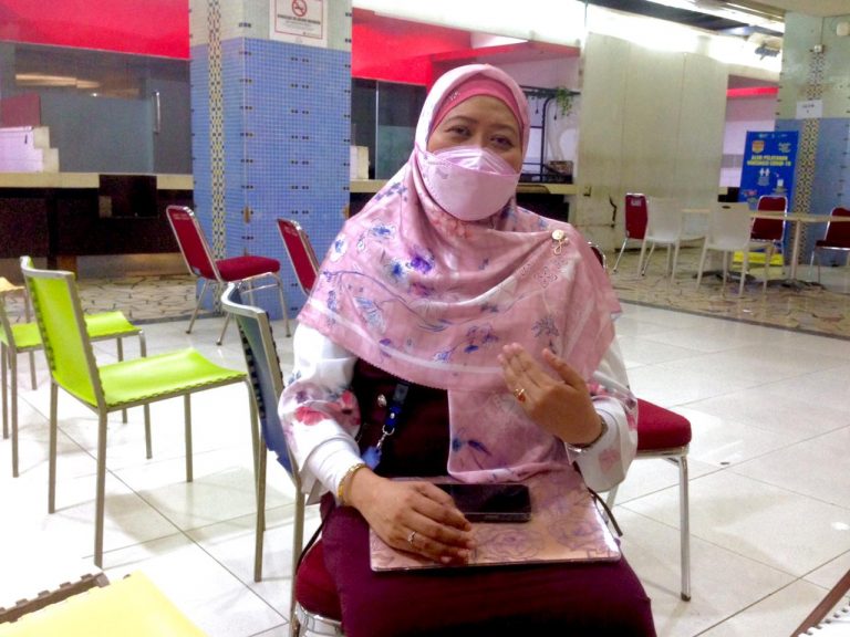 Peserta Membludak, Vaksinasi COVID-19 Pasar Tanah Abang Dihentikan Sementara