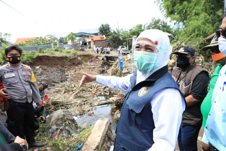 Tinjau Tanggul Jebol Akibat Banjir Pasuruan, Gubernur Khofifah Siapkan Skema Relokasi dan  Rekonstruksi