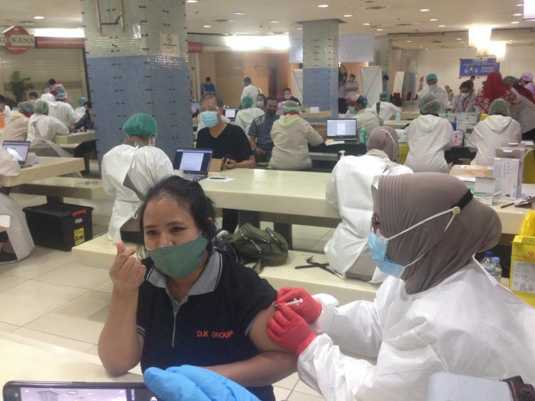 Vaksin di Pasar Tanah Abang, Pedagang : Seperti digigit Semut