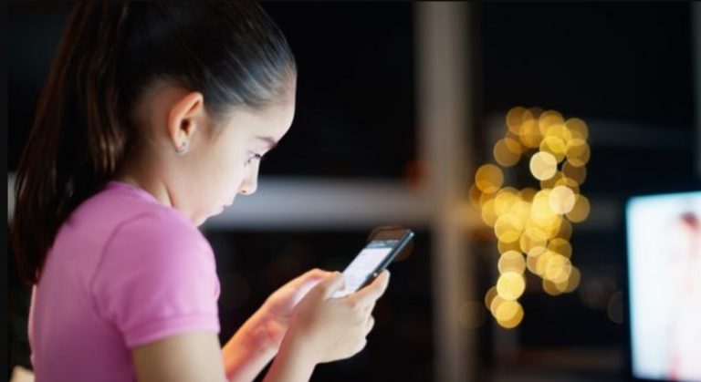 Atasi Kecanduan Internet, China Larang Anak Sekolah Bawa HP