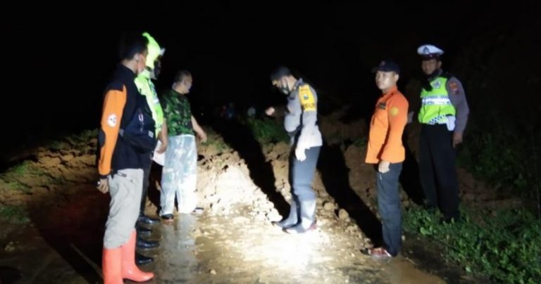 Longsor di Nganjuk, 20 Warga Hilang