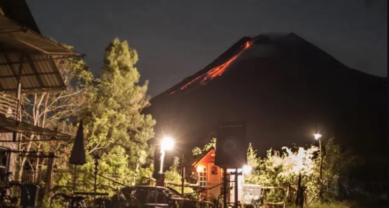 Gunung Merapi Semburkan Lava Pijar Sejauh 700 Meter ke Arah Kali Krasak dan Boyong