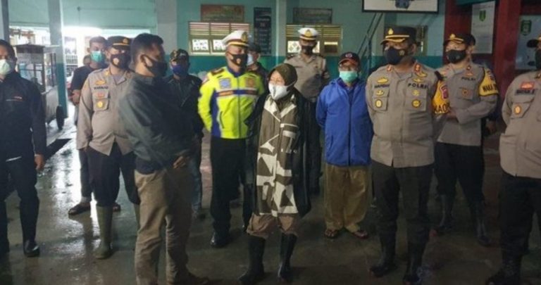 Mensos Risma ke Indramayu Cek Penanganan Korban Banjir