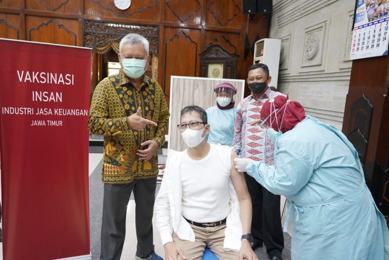 OJK, BI Dan Pemprov Jatim Fasilitasi Vaksinasi Covid – 19 Bagi 3.000 Insan IJK