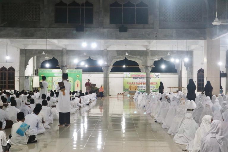 Santri Millenial: Mengasah Kemampuan Berbahasa Santri Dengan Rangking 1 Bahasa Dan Giant Scrabble