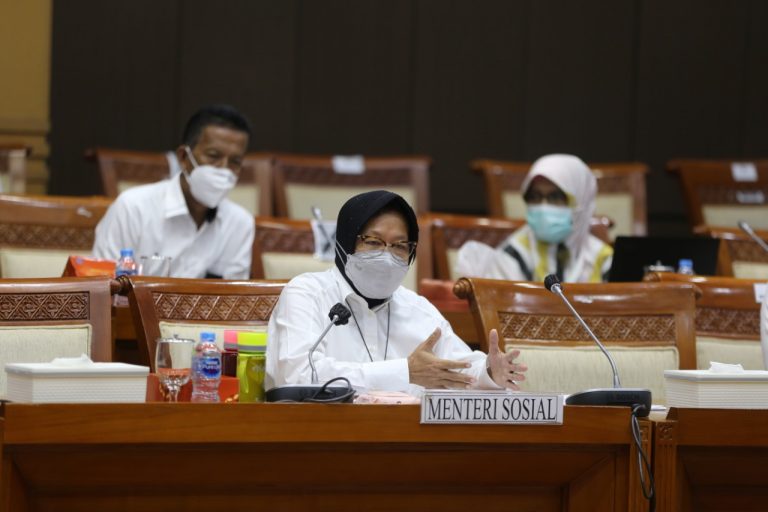 Risma Segera Tuntaskan Puluhan Juta Data Ganda Penerima Bansos