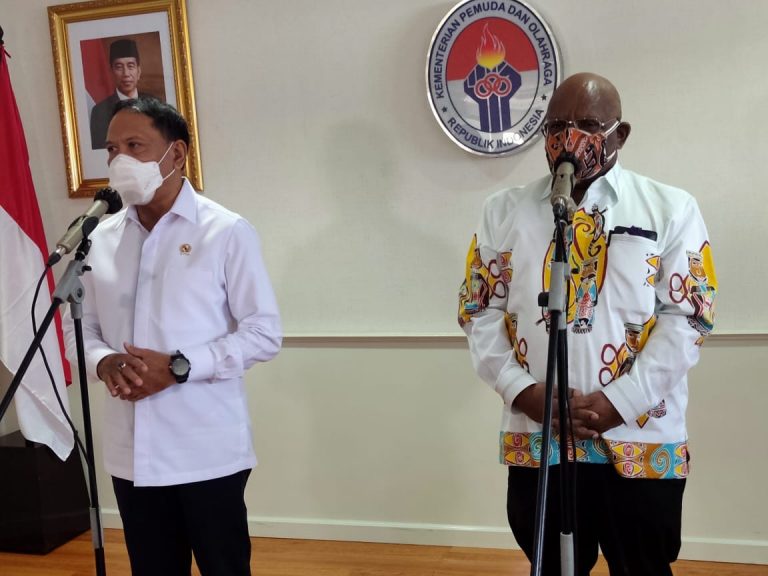 Pemerintah Berikan Vaksin ke Masyarakat Sekitar Venue PON Papua 2021