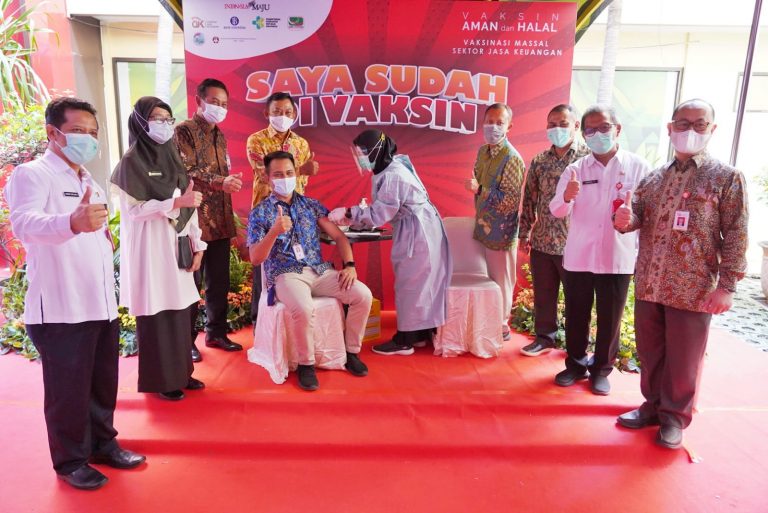Tekan Penyebaran covid – 19, OJK adakan Vaksinasi massal untuk Sektor Jasa Keuangan