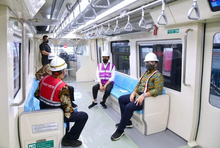 Presiden Jokowi Tinjau Perkembangan Pembangunan LRT Jabodebek