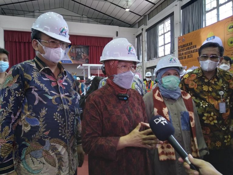 Mensos Risma Ungkap Alasan Bantuan Sosial Tunai Belum Cair