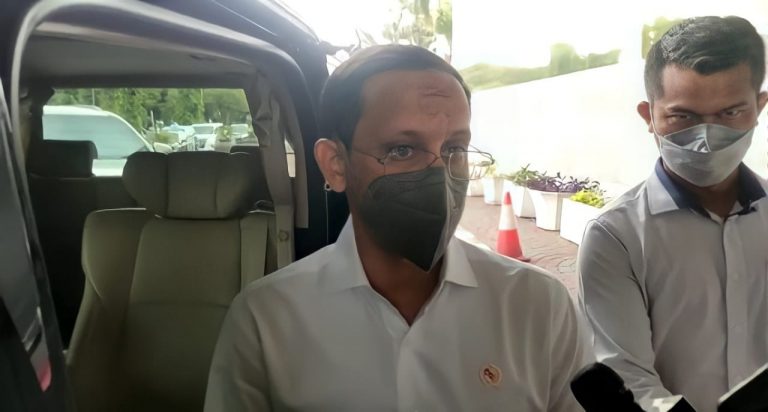 Mendikbudristek Nadiem Pastikan Sekolah Tatap Muka Terbatas Terus Berjalan