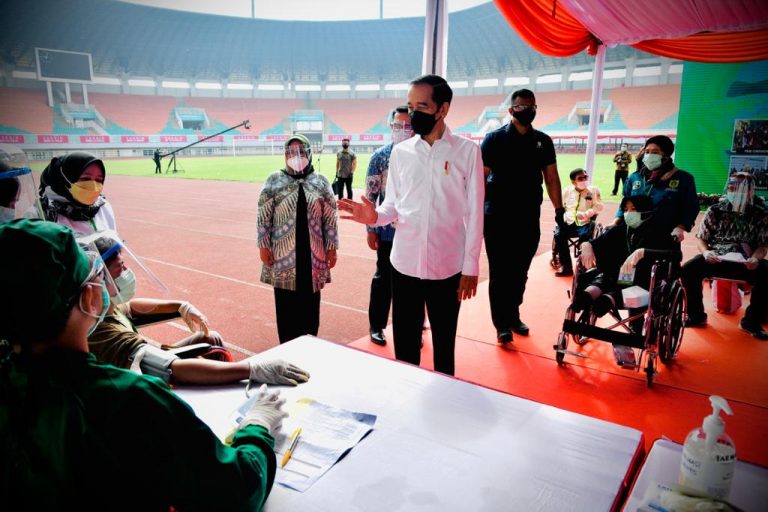 Presiden Tinjau Vaksinasi bagi Masyarakat di Stadion Pakansari Bogor