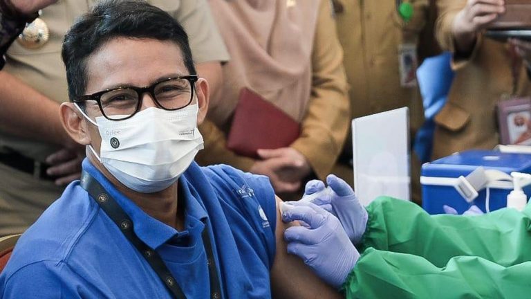 Cerita Sandiaga Uno Usai Disuntik Vaksin Covid-19 AstraZeneca: Agak Ngefly
