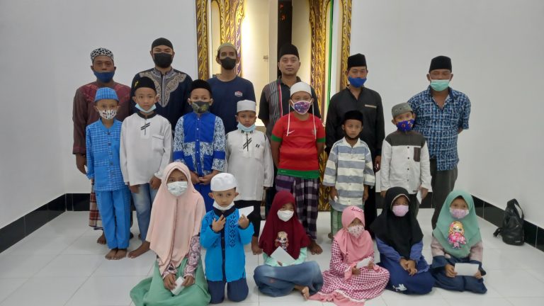 Peduli Pada Anak Yatim Pengurus Musholla Babussalam Berikan Santunan.