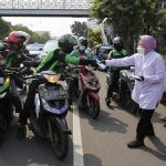 Mensos Risma bagi masker