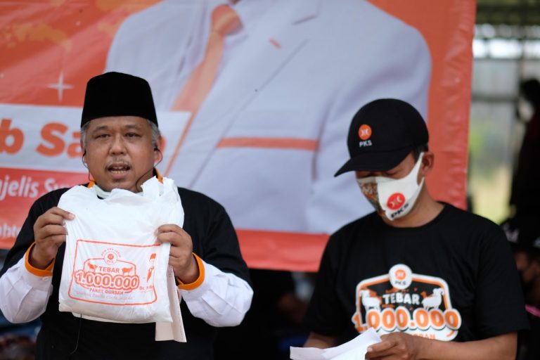 PKS Jatim Bagi Ratusan Ribu Paket Daging Kurban saat PPKM