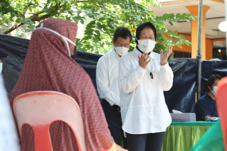 Kartu Vaksin Syarat Ambil Bansos, Risma: Belum Semua Orang Susah di Vaksin