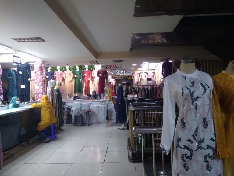 Derita Pedagang Pasar Tanah Abang di ujung PPKM