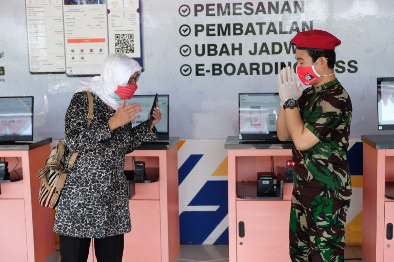 KAI Peringati HUT Ke-76 RI bersama Pelanggan