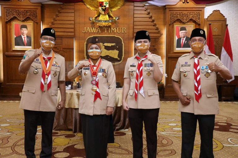 Gubernur Jatim Memimpin Upacara Peringatan Hari Pramuka Ke-60 di Halaman Gedung Negara Grahadi Surabaya