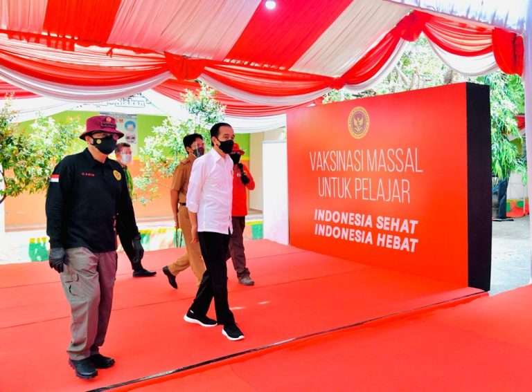 Presiden Joko Widodo Tinjau Vaksinasi Pelajar di Madiun