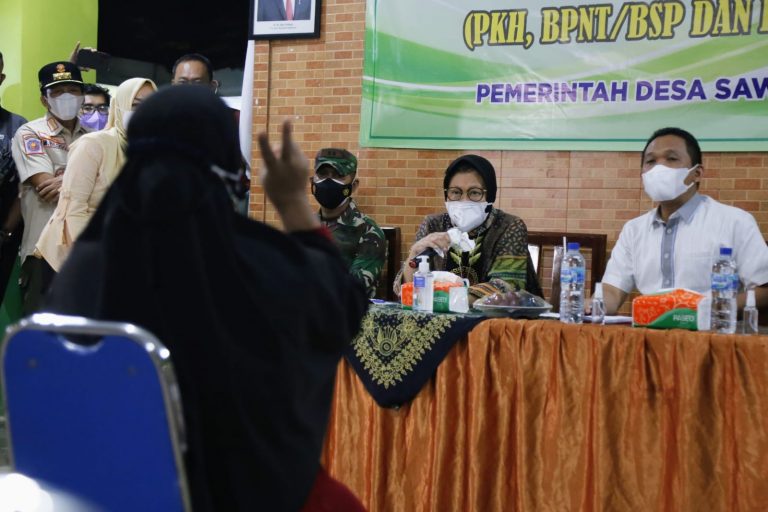 Di depan Mensos Risma, Dua Bupati Komitmen Transparansi Bansos