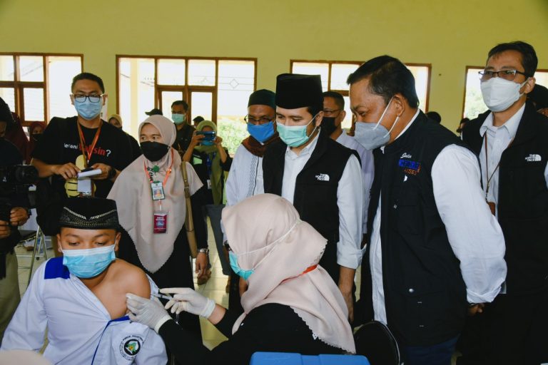 Wagub Emil Apresiasi Antusias Para Santri Vaksinasi di Bawean