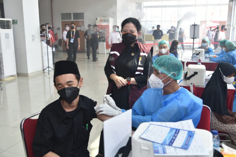 Kunjungi Vaksinasi Nelayan Jakarta, Puan Tegaskan Jangan Ada Kesenjangan Vaksinasi