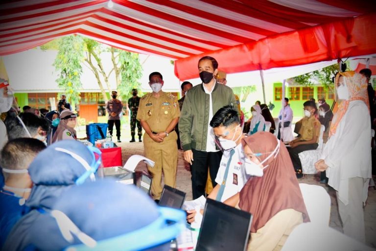 Presiden Joko Widodo Tinjau Vaksinasi Covid-19 di Kabupaten Wajo