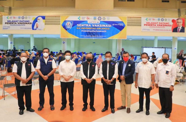 Dampingi Kepala OJK RI Tinjau “Vaksinasi Terimakasih” IKA UNAIR, Wagub Emil Dorong Vaksinasi Jangkau Lebih Banyak Masyarakat