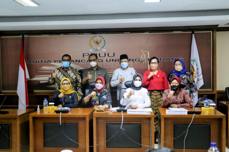 Di Hadapan Para Senator, Mensos Jabarkan 2 Strategi Percepatan Penanganan Kemiskinan