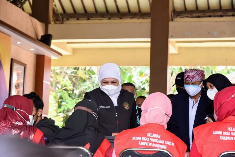 Gubernur Khofifah Tinjau Vaksinasi IKA UNAIR Jelajah Kampung Desa Kedungrejo Muncar Banyuwangi