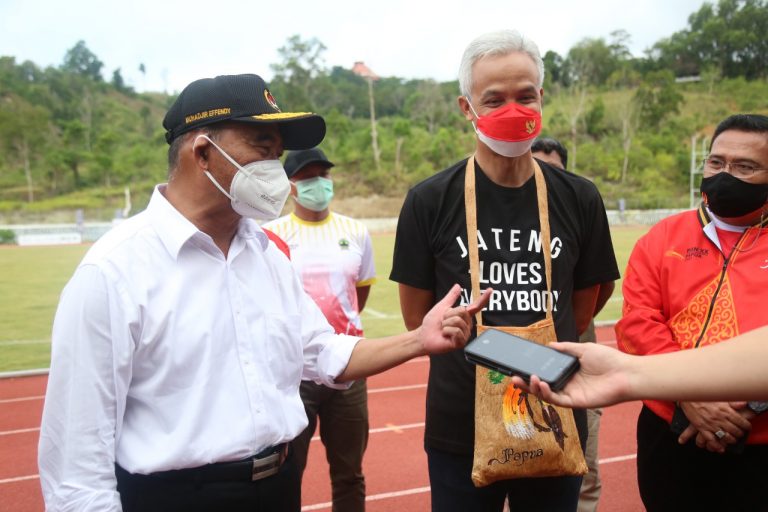 Muhajir dan Ganjar Tonton Laga Sepak Bola PON Papua, Jatim versus Jateng