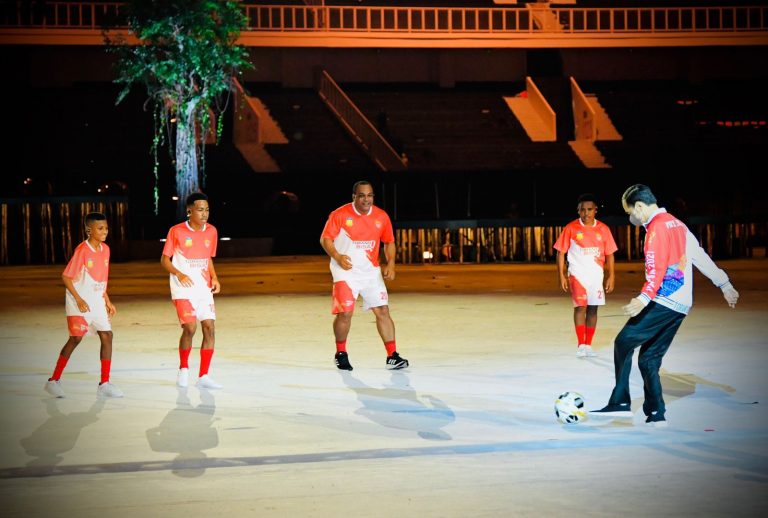 Gaya Dribbling Bola Presiden Jokowi di Pembukaan PON XX Papua