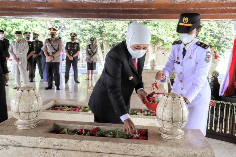 Hari Jadi ke 76 Tahun Jawa Timur, Gubernur Khofifah Berdoa di Makam Bung Karno