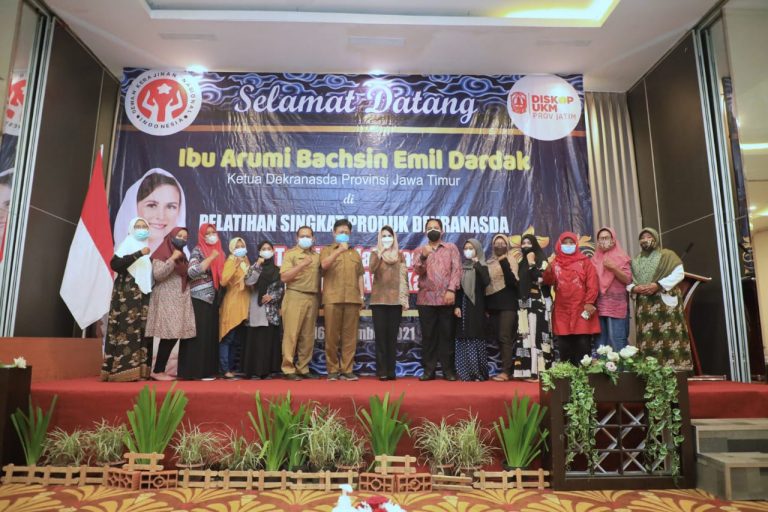 Dorong UMKM Terus Bangkit, Dekranasda Jatim Beri Pelatihan Teknik Kolaborasi Inovasi Bordir di Atas Kain Batik