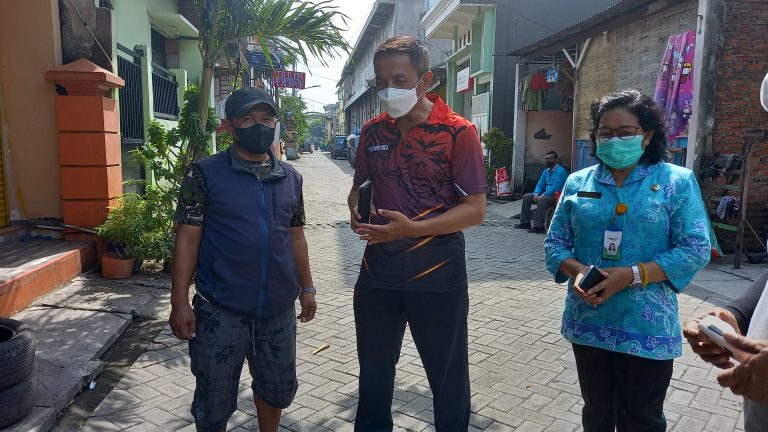 Selain Bagi Bagi Nasi Bungkus Kepada Warga, Kecamatan Asemrowo Juga Sosialisasikan Kepengurusan Kependudukan